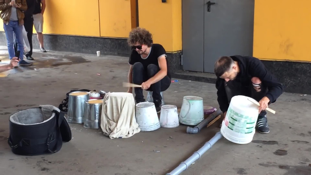 Парни играют на вёдрах в Москве!!! Круче барабана !!! || Барабанщик || Уличный барабанщик - Музыканты, ломающие стереотипы